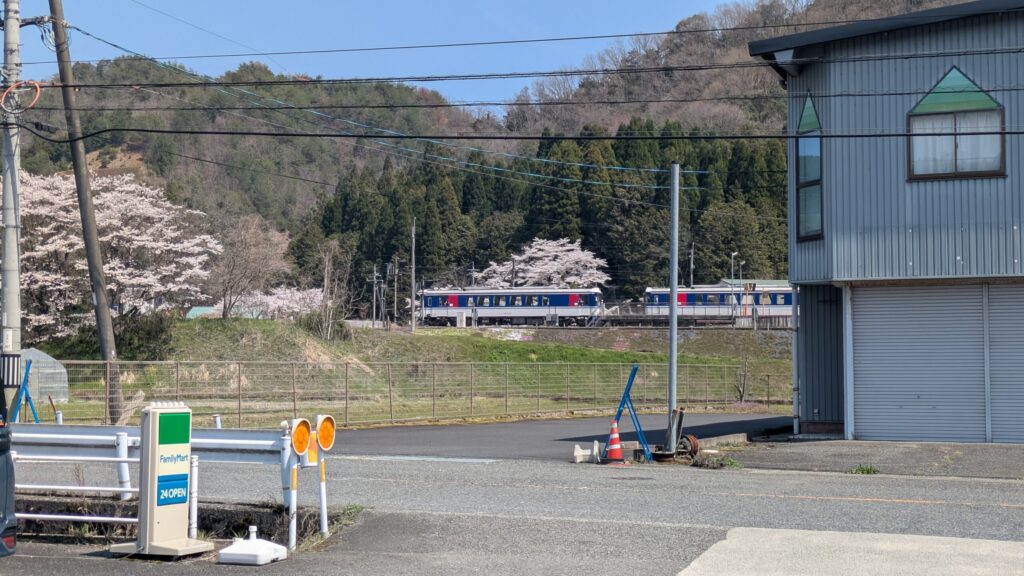 西粟倉村の春・智頭急行と桜