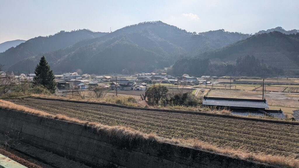 西粟倉村の集落と山並み