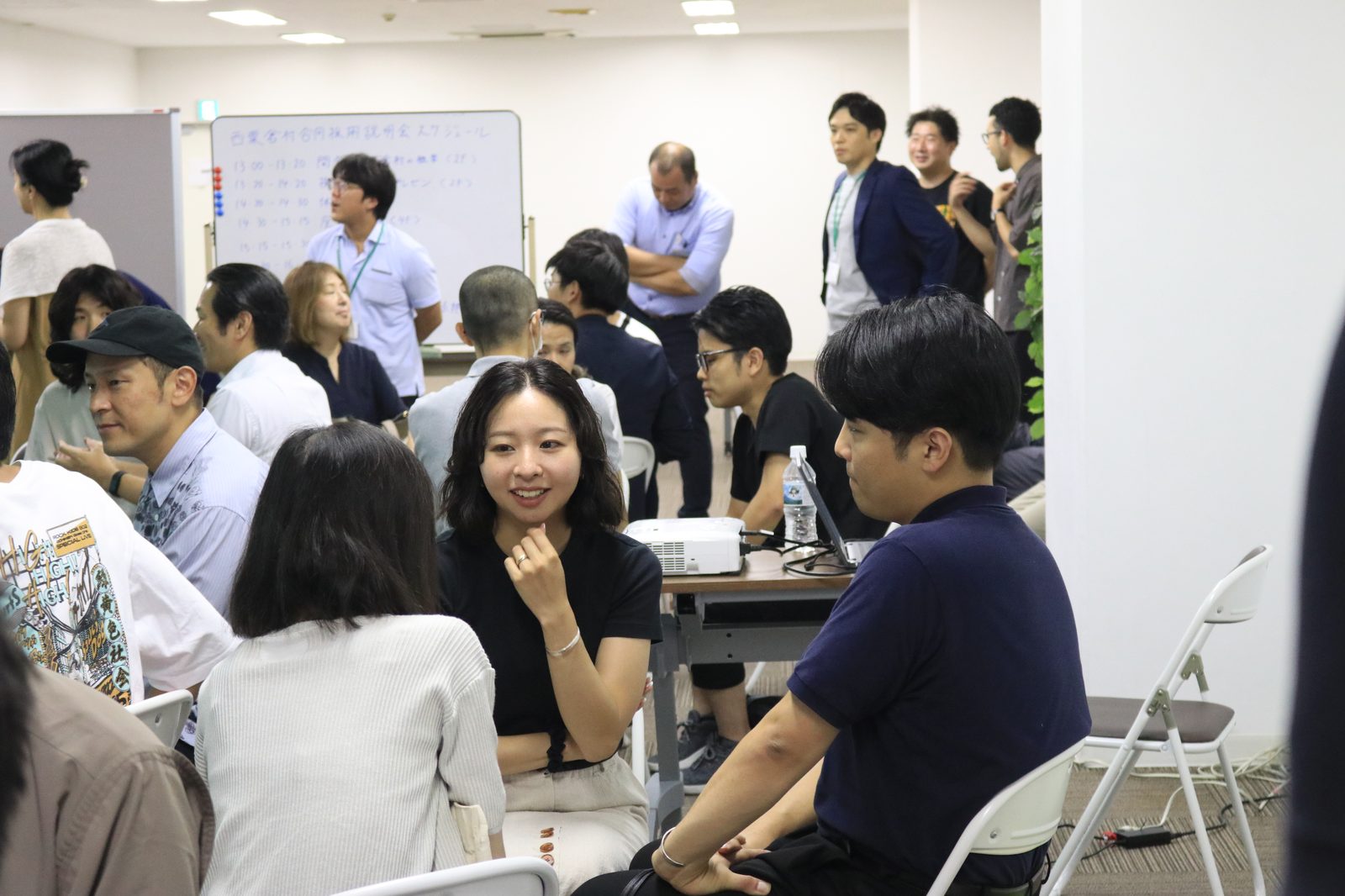 参加者同士が笑顔で交流している様子