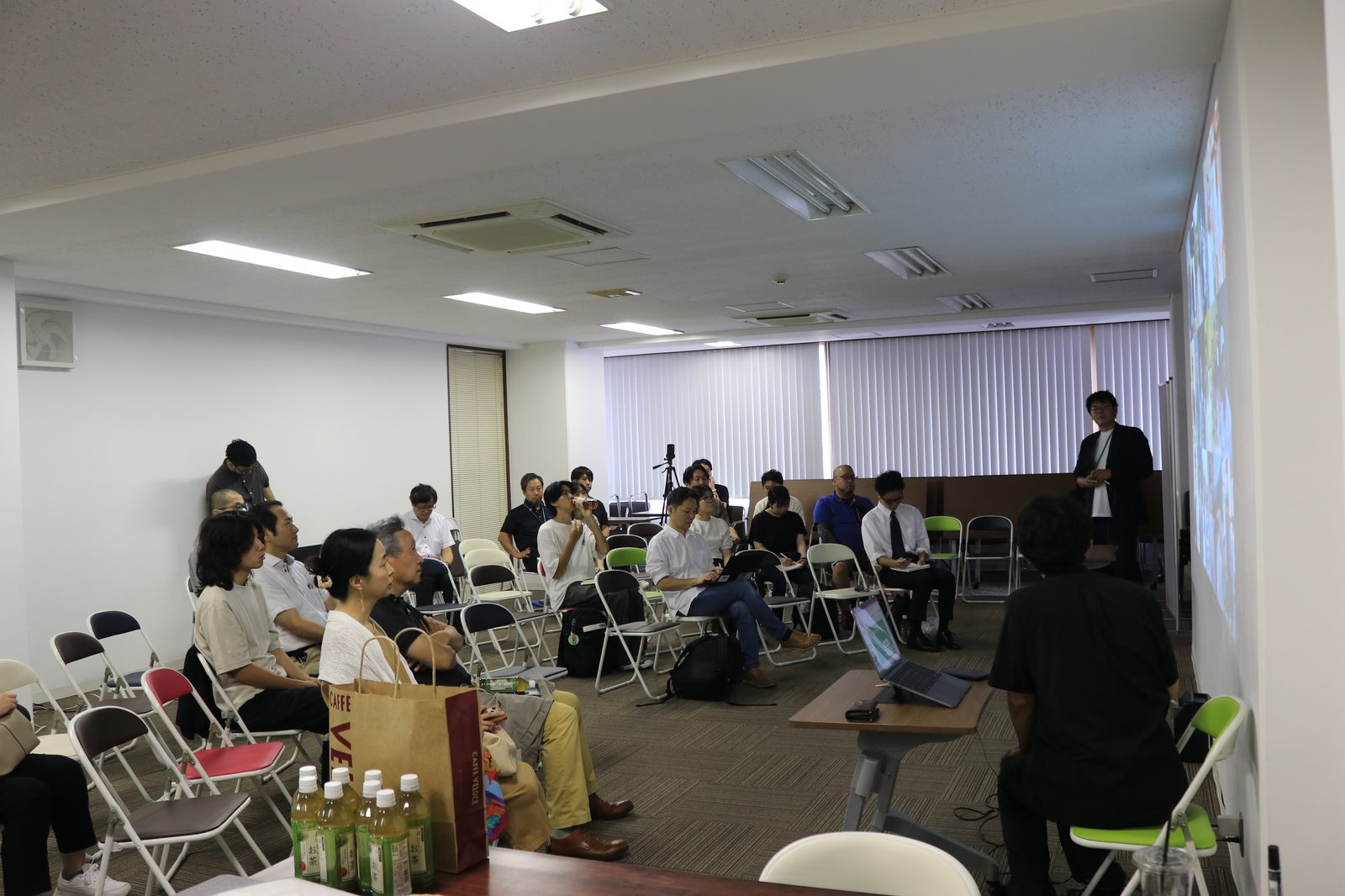 プレゼンテーションに真剣に聞き入る参加者たち