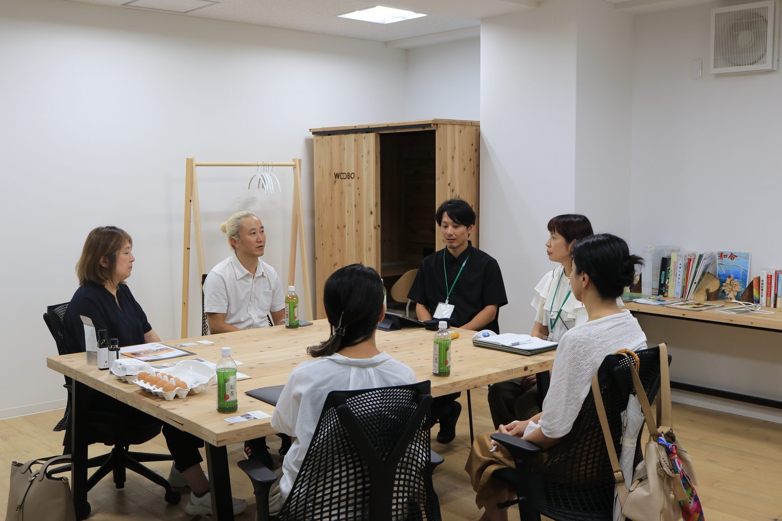 事業者と参加者が少人数で座談会をしている様子