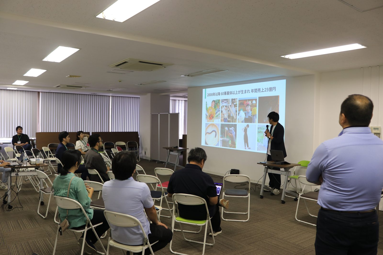 採用イベント会場の全体像。プレゼンテーション中の様子